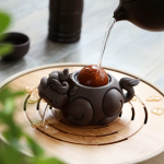 Tea pet i keramik med skulpterade former