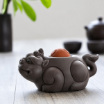 Tea pet i keramik med skulpterade former — Djur med ojämn kam