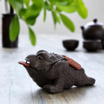 Tea pet i keramik med skulpterade former — Figur med knottrigt huvud