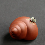 Tea pet i lila lera med upphöjd spiral