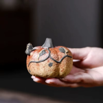Tea pet i lila lera med vattenstråle