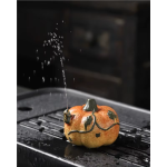 Tea pet i lila lera med vattenstråle — Orange pumpa med prickar