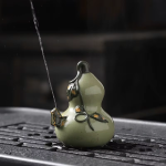 Tea pet i lila lera med vattenstråle — Salviagrön kalebass