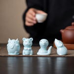 Tea pet i qingbaiporslin med djurmotiv