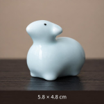 Tea pet i qingbaiporslin med djurmotiv — Runt djur 5,8 × 4,8 cm