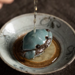 Tea pet-krabba i sprickglaserad keramik