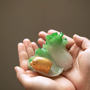 Tea pet med kinakål och gris i resin