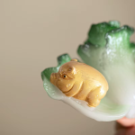 Tea pet med kinakål och gris i resin