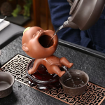 Tea pet med räv och babyfigur
