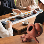 Tea pet med räv och babyfigur