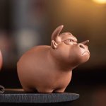 Tea pet med tjurmotiv av lila lera