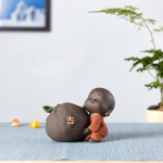 Tea pet munk med hydroponikvas i lila lera — 10 × 7,6 cm