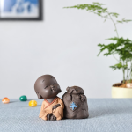 Tea pet munk med hydroponikvas i lila lera — 8,6 × 7,6 cm