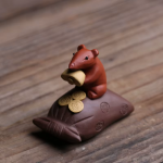 Tea pet mus med börsformad sockel