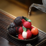 Tefigur i harts med litchi för tebrickan