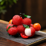 Tefigur i harts med litchi för tebrickan — Färgskiftande litchi