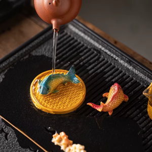 Tefiguriner med koi-karp i resin
