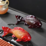 Tefiguriner med koi-karp i resin