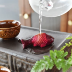 Tefiguriner med koi-karp i resin