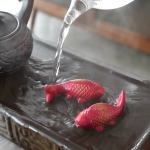 Tefiguriner med koi-karp i resin