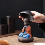Tesil i porslin med munkmotiv eller fristående sil