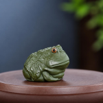 Yixing tea pet i lera med amfibiefigur