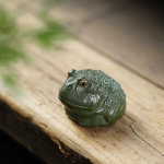 Yixing tea pet i lera med amfibiefigur