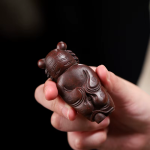 Yixing tea pet i zisha-lera med tigerränder